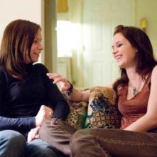 Mary Lynn Rajskub ed Emily Blunt in una scena del film Sunshine Cleaning