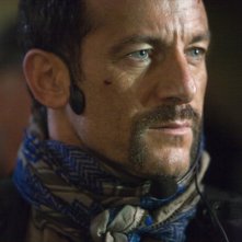 Un intenso primo piano di Jason Isaacs dal film Green Zone