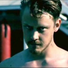 Un primo piano di Michael Dorman dal film Acolytes