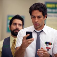 Chuck (Zachary Levi) con alle spalle Morgan (Joshua Gomez) nell'episodio Chuck Vs. The Beard