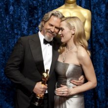 Oscar 2010, Jeff Bridges, con l'Oscar ricevuto per 'Crazy Heart' e l'annunciatrice del suo premio, Kate Winslet.