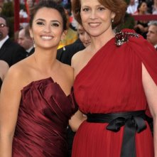 Penelope Cruz E Sigourney Weaver Sul Red Carpet Degli Oscar 2010 149061