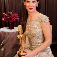 Sandra Bullock con l'Oscar ricevuto per la sua interpretazione in The Blind Side.