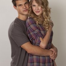 Taylor Lautner e Taylor Swift in una foto promo per il film Valentine's Day