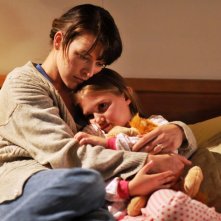 Abbey Tyler (Milla Jovovich) e Ashley (Mia McKenna-Bruce) ne Il Quarto Tipo