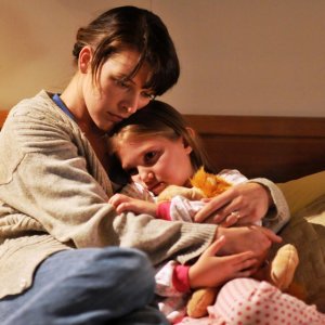 Abbey Tyler (Milla Jovovich) e Ashley (Mia McKenna-Bruce) ne Il Quarto Tipo