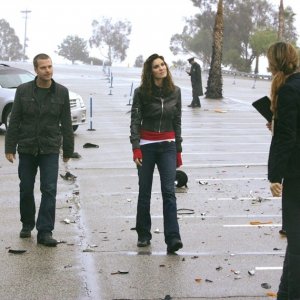 'G' Callen (Chris O'Donnell) e Kensi Blye (Daniela Ruah) in missione nell'episodio Full Throttle di NCIS: Los Angeles