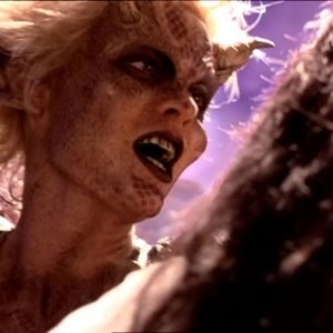 Hudson Leick in una scena di Xena nell'episodio Fallen angel