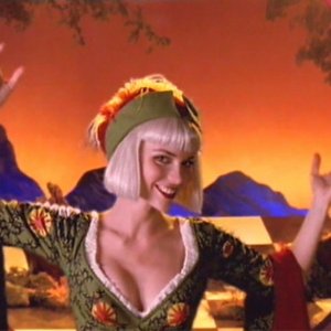 Hudson Leick in una scena di Xena nell'episodio musicale The bitter suite