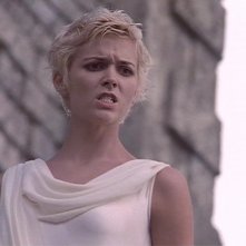 Hudson Leick in una scena di Xena nell'episodio The Ides of March