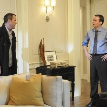 Hugh Laurie e Robert Sean Leonard in una scena di Black Hole dalla sesta stagione di Dr. House: Medical Division