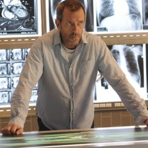 Hugh Laurie in una scena di Black Hole dalla sesta stagione di Dr. House: Medical Division