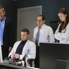 Hugh Laurie, Jesse Spencer, Peter Jacobson, Olivia Wilde e Omar Epps in una scena di Black Hole dalla sesta stagione di Dr. House: Medical Division