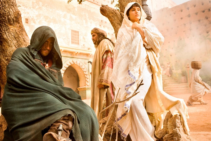 Il Principe Dastan Jake Gyllenhaal E Tamina Gemma Arterton Cercano Di Passare Inosservati In Prince Of Persia Le Sabbie Del Tempo 149288