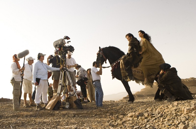 Jake Gyllenhaal E Gemma Arterton A Cavallo Durante Le Riprese Di Prince Of Persia Le Sabbie Del Tempo 149291
