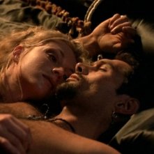 Jenya Lano e Kevin Smith in una scena di Xena nell'episodio Succession