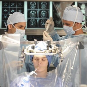 Jesse Spencer e Peter Jacobson in una scena di Black Hole dalla sesta stagione di Dr. House: Medical Division