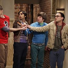 Johnny Galecki, Simon Helberg, Kunal Nayyar e Jim Parsons nell'episodio The Precious Fragmentation di The Big Bang Theory
