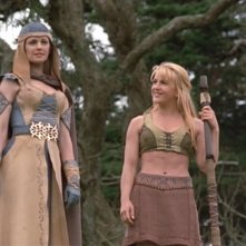 Kathryn Morris e Renee O'Connor in una scena di Xena nell'episodio Crusader