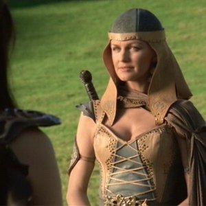 Kathryn Morris in una scena di Xena nell'episodio Crusader