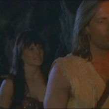 Kevin Sorbo e Lucy Lawless in una scena di Xena nell'episodio Prometheus