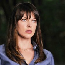 L'attrice Milla Jovovich si rivolge al pubblico in una sequenza del film Il Quarto Tipo