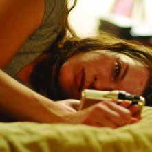 Milla Jovovich distesa a letto nel thriller The Fourth Kind (2009)