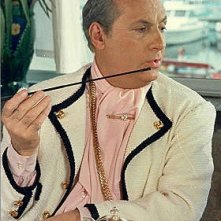 Nel film Il vizietto Michel Serrault è 'Zaza Napoli', star de La cage aux folles