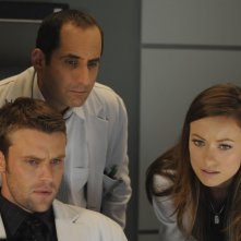 Olivia Wilde, Jesse Spencer e Peter Jacobson in una scena di Black Hole dalla sesta stagione di Dr. House: Medical Division