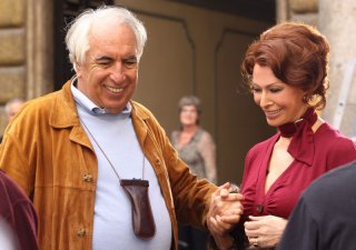 Sophia Loren con il regista Vittorio Sindoni durante le riprese della fiction La mia casa è piena di specchi