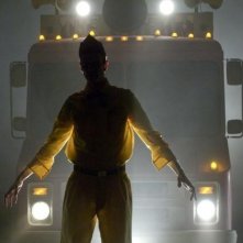 Ancora un'immagine di Doug Jones nei panni del gelataio nel film Legion