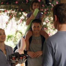 Erika Christensen, Savannah Paige Rae e Peter Krause nell'episodio The Deep End Of The Pool della serie Parenthood