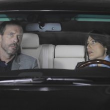 Hugh Laurie e Lisa Edelstein in una scena di 5 to 9 dalla sesta stagione di Dr. House: Medical Division