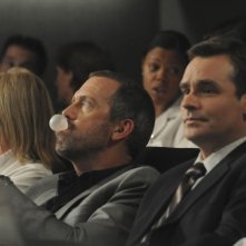 Hugh Laurie e Robert Sean Leonard in una scena di 5 to 9 dalla sesta stagione di Dr. House: Medical Division