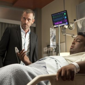 Hugh Laurie in una scena di Moving the Chains dalla sesta stagione di Dr. House: Medical Division