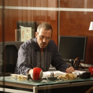 Hugh Laurie in una scena di Moving the Chains, dalla sesta stagione di Dr. House: Medical Division