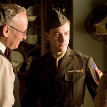 Jospeh Mazzello con dei colleghi in una scena della serie The Pacific