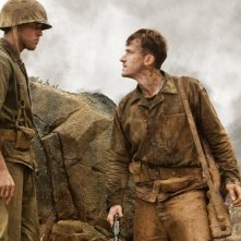Jospeh Mazzello sulla destra in un momento drammatico della serie The Pacific
