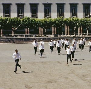 La bandiera iraniana primeggia tra i colori in un'immagine del film Donne senza uomini