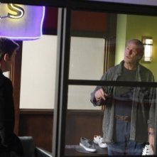 Peter Krause e Craig T. Nelson in una scena dell'episodio Man Versus Possum di Parenthood