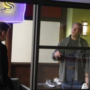 Peter Krause e Craig T. Nelson in una scena dell'episodio Man Versus Possum di Parenthood