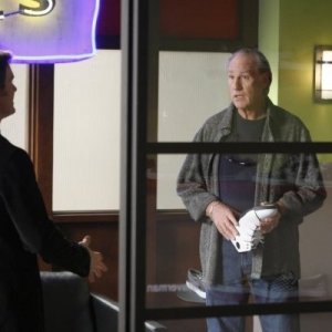 Peter Krause e Craig T. Nelson nell'episodio Man Versus Possum di Parenthood