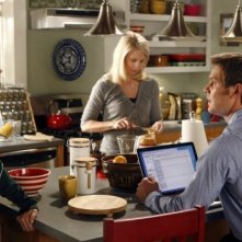 Sarah Ramos, Monica Potter e Peter Krause nell'episodio The Deep End Of The Pool della serie Parenthood