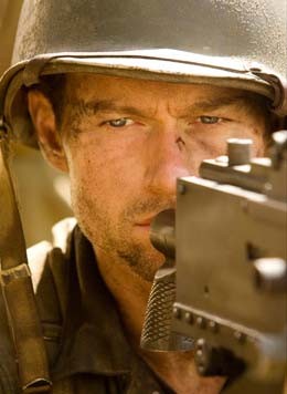 Un intenso primo piano di James Badge Dale nel ruolo del soldato Robert Leckie nella miniserie The Pacific