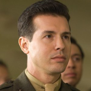 Un primo piano di Jon Seda nel ruolo del Sergente John Basilone nella miniserie The Pacific