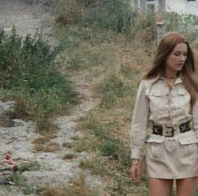 Barbara Bouchet in una scena del film Non si sevizia un paperino