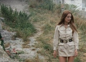 Barbara Bouchet in una scena del film Non si sevizia un paperino