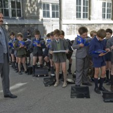 François-Xavier Demaison in una scena di gruppo tratta dal film Il piccolo Nicolas e i suoi genitori