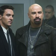 John Travolta e Jonathan Rhys Meyers in un'immagine di From Paris with Love