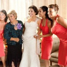 Lucia (America Ferrera) insieme alle sue damigelle d'onore nella commedia Our Family Wedding